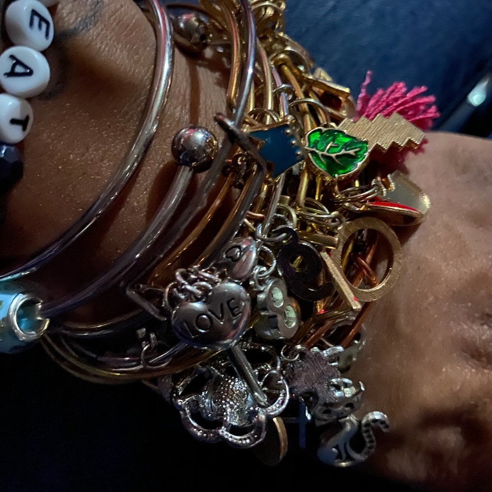Bracelets - Picture 5 of 6